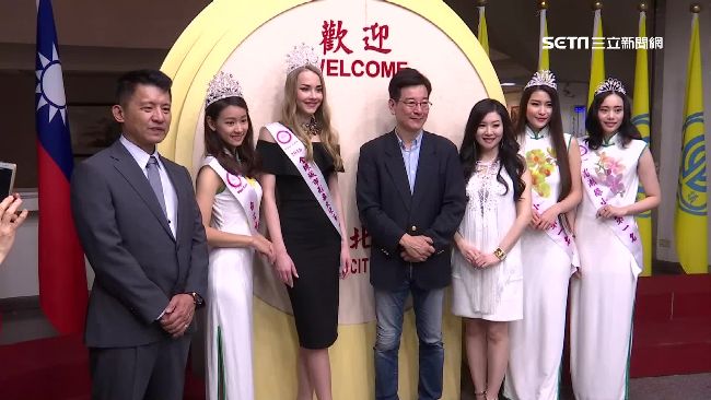 俄羅斯小姐逛議會　男議員害羞結巴