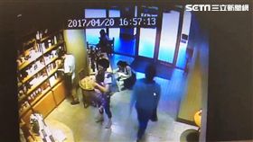 洪男前往星巴克龍門店消費時，遭竊賊趁隙偷走包包，並盜刷73800元購買3支iPhone7手機（翻攝畫面）