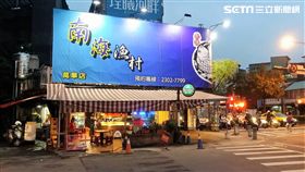 張男持釣魚線與魚鉤拉出海鮮餐廳門口水槽的大龍蝦，店員發現後隨即報警將他逮捕（翻攝畫面）