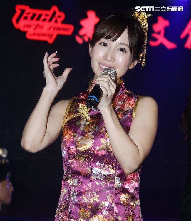 日本女優小島南穿著性感改良式旗袍和毛茸茸的兔子裝、學生服會粉絲。（記者邱榮吉/攝影）