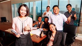 賴珩佳（左）負責的物業管理是夫家集團內最新事業單位，她流利的印尼語成為溝通利器。（圖／商業周刊／攝影駱裕隆）