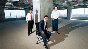 看見仰光河兩岸的地貌與開發計畫，曾勤博斷定這裡就是未來的浦東，將與緬甸（左）和美國（右）等地的律師夥伴，一同攻下這片新上海灘。（圖／商業周刊／攝影郭涵羚）