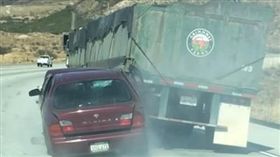 美國加州公路車禍，轎車卡在大卡車輪子下／Brian Steimke臉書
https://www.facebook.com/brian.steimke.9?fref=ts