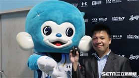 「紅面棋王」周俊勳開球。（圖／記者王怡翔攝）