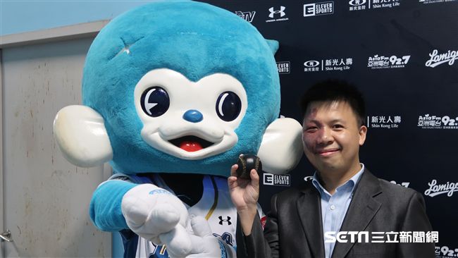 「黑球」先手開球　周俊勳圓兒時夢想