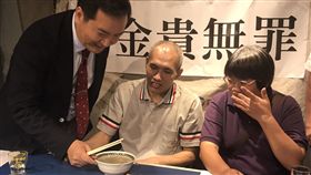 10年前遭控涉嫌殺害高雄鳳山王姓計程車司機的林金貴（中），即使否認涉案也通過測謊，仍被判處無期徒刑定讞，送進台南監獄，如今高雄高分院認定出現新事證，裁定重審及停止刑罰執行，讓林金貴重見天日。圖為林金貴21日晚間離開南監後，前往1處咖啡館用餐。／中央社