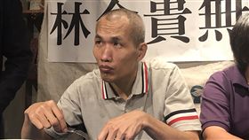 10年前遭控涉嫌殺害高雄鳳山王姓計程車司機的林金貴（中），即使否認涉案也通過測謊，仍被判處無期徒刑定讞，送進台南監獄，如今高雄高分院認定出現新事證，裁定重審及停止刑罰執行，讓林金貴重見天日。圖為林金貴21日晚間離開南監後，前往1處咖啡館用餐。／中央社