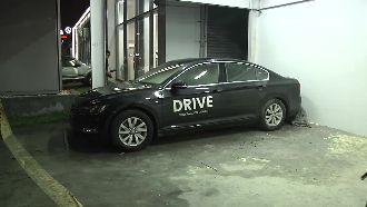 藉酒消愁還不夠　酒醉男點火燒轎車