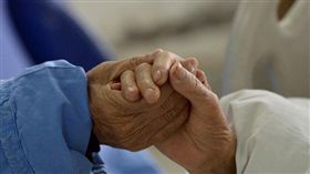 結婚,妻子,情書,大陸,四川, 情人節,禮物,女婿,玫瑰,女婿,旅館,醫院,醫護人員　圖／成都商報https://goo.gl/x1141Z