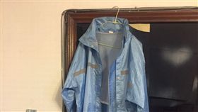 翁女疑因吸毒產生幻覺，將牆上掛著的藍色雨衣以為是有人上吊。（示意圖）