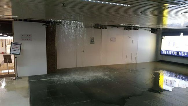 暴雨夜襲　台北車站下起「糞水瀑布」