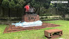台北市陽明山國家公園花鐘附近的蔣介石銅像遭潑漆斬首，北投分局獲報後已介入調查（翻攝畫面）