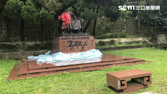 建國工程隊坦承砍蔣銅像　警方將傳喚