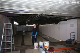 北車的糞管破裂，現場臭味瀰漫，廠商換管線中。