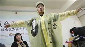八田與一銅像遭人斷頭，台灣團結聯盟22日在台北舉行記者會表示，為感念八田與一對台灣的奉獻，將義賣「八田雨衣」特製雨衣，現場展示設計樣品。（中央社）