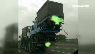 拖板車超載三貨車！網友：疊疊樂逆？