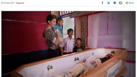 印尼托拉雅地區屍體習俗（圖／翻攝自BBC網站 www.bbc.com）