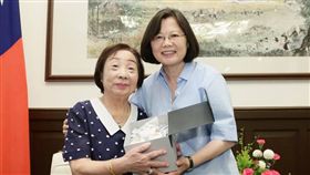 蓮花阿嬤、蔡英文(圖/蔡英文臉書)