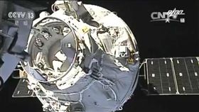 大陸太空船.貨運飛船「天舟一號」與太空站「神宮二號」對接（圖／翻攝自央視新聞）