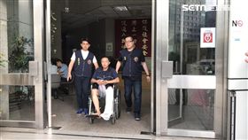 王姓通緝犯前往先前工作的社區大樓行竊，卻遇上總幹事自外歸來，他急忙跳樓摔斷左腿，前往醫院治療遭警方逮捕（翻攝畫面）