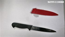 劉男與應召業者相約在泰山的汽車旅館性交易，來的是1位44歲的徐姓女子卻沒打槍，反而是持刀架在對方脖子行搶（翻攝畫面）