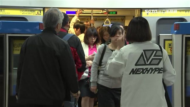 男捷運遭撞怒嗆老太婆　婦吐口水反擊