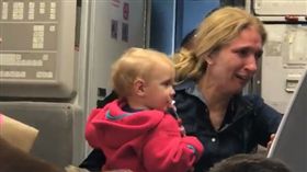 美航被爆搶過那名婦女的嬰兒推車(圖/翻攝自Surain Adyanthaya臉書)