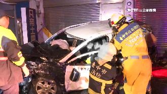 2警車追犯人釀追撞　1警救出無意識