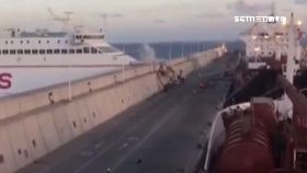 渡輪衝破堤0600.