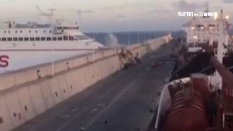 渡輪一路往前衝　失控撞穿防波堤