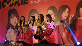 南韓高人氣女團Red Velvet攜帶全新專輯「Rookie」來馬來西亞舉辦迷你活動，雖然成員之一Joy缺席，但不影響她們的高人氣，吸引逾500名歌迷擠爆商場一睹風采。（圖／中央社）