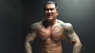 館長表情嚴肅　告誡畢業生現實殘酷