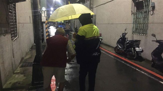 9旬翁暗夜緩步雨中　暖警開警車護送