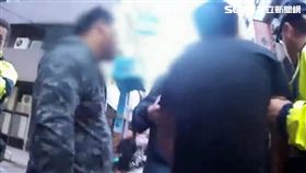 警方將鬧事的14人帶回偵訊。（圖／翻攝畫面）