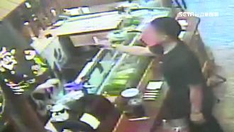 男點菜後推銷香水　沒人買竟落跑快閃