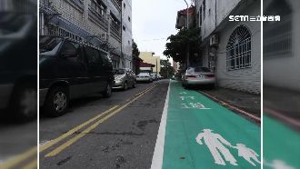 人行道比馬路還寬　逼轎車逆向行駛