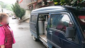 車主在廂型車內堆放14支瓦斯鋼瓶。（圖／翻攝畫面）