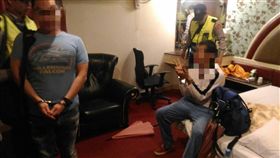 警方進入賓館臨檢當場查獲就讀大學的李男（左）與潘男在房內吸毒。（圖／翻攝畫面）