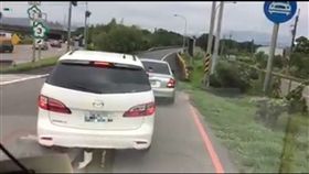 白色休旅車執意左轉違規跨越槽化線轉回原路。（圖／擷取自爆料公社）