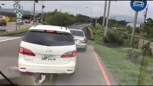 假日三寶車聚？　交流道口上演大迴轉