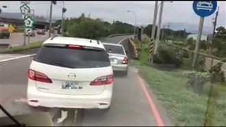 假日三寶車聚？　交流道口上演大迴轉
