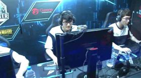 第2場FW對上ahq拿下勝利。（圖／翻攝自Garena官網）