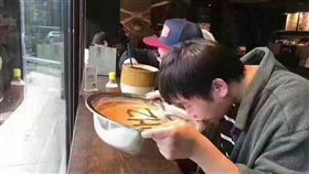 大陸星巴克送咖啡活動，出現超扯「花式容器」。（圖／翻攝自網路）