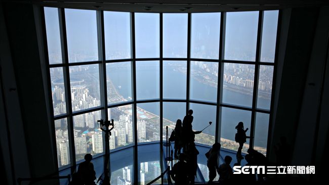 直擊首爾最高大樓　登透明地板練膽量