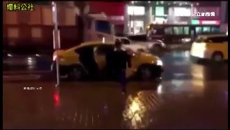 兩惡質男惡作劇　攔小黃開門不上車