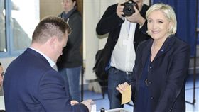 法國極右派總統候選人瑪琳．雷朋和交往7年的男友、民族陣線副黨魁艾利奧（圖／美聯社／達志影像）