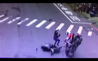 機車相撞！3人空中轉體兩圈半彈飛
