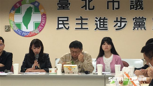 赴民進黨團報告　柯坐定只忙這件事