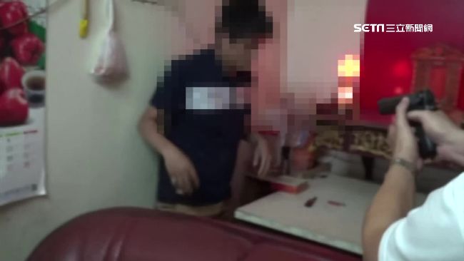 有種持槍嗆情敵　警察上門孬躲神桌下