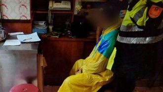 撒錢遁逃術？　糗毒蟲行搶失風遭逮